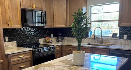 Modern Beachside Retreat-Hydropool-Walk to Beach & Flagler Ave. Private Backyard