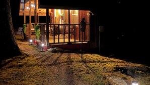 Ett hus med en veranda, en synlig dörr och en gångväg som leder fram till huset.