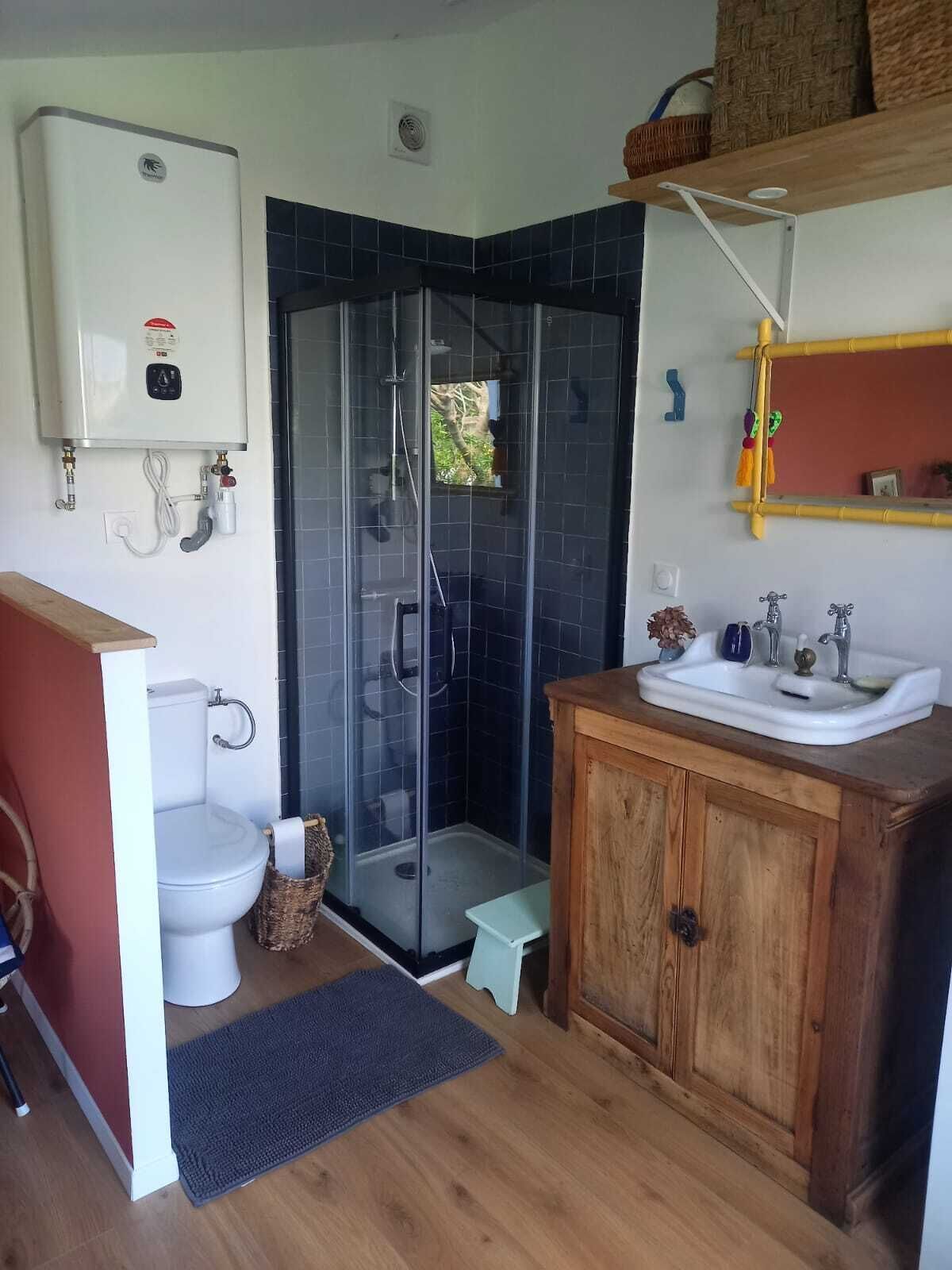 Douche, serviettes fournies, savon, papier toilette