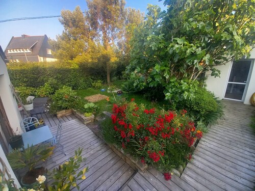 Dependent room at the bottom of the garden