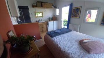 1 bedroom, internet, bed sheets