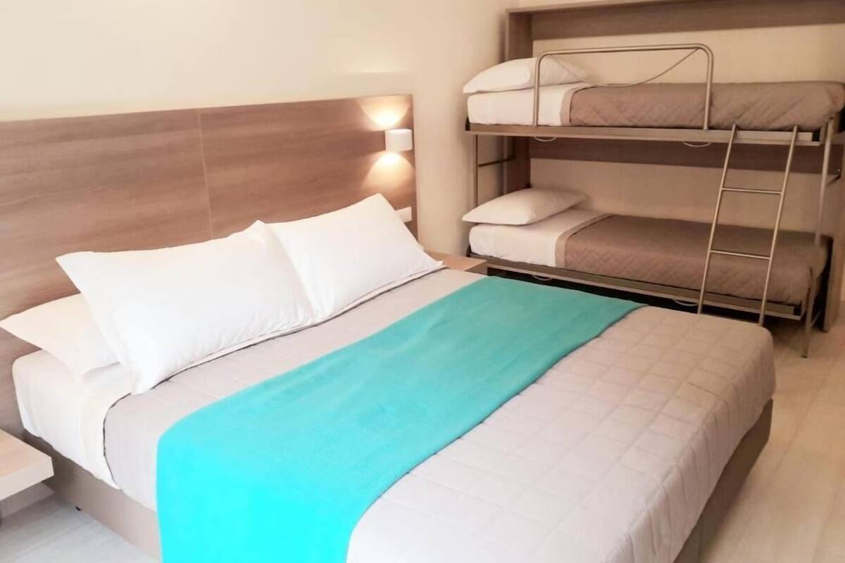 Kamar Keluarga, pemandangan kota | Minibar, brankas, dan Wi-Fi gratis