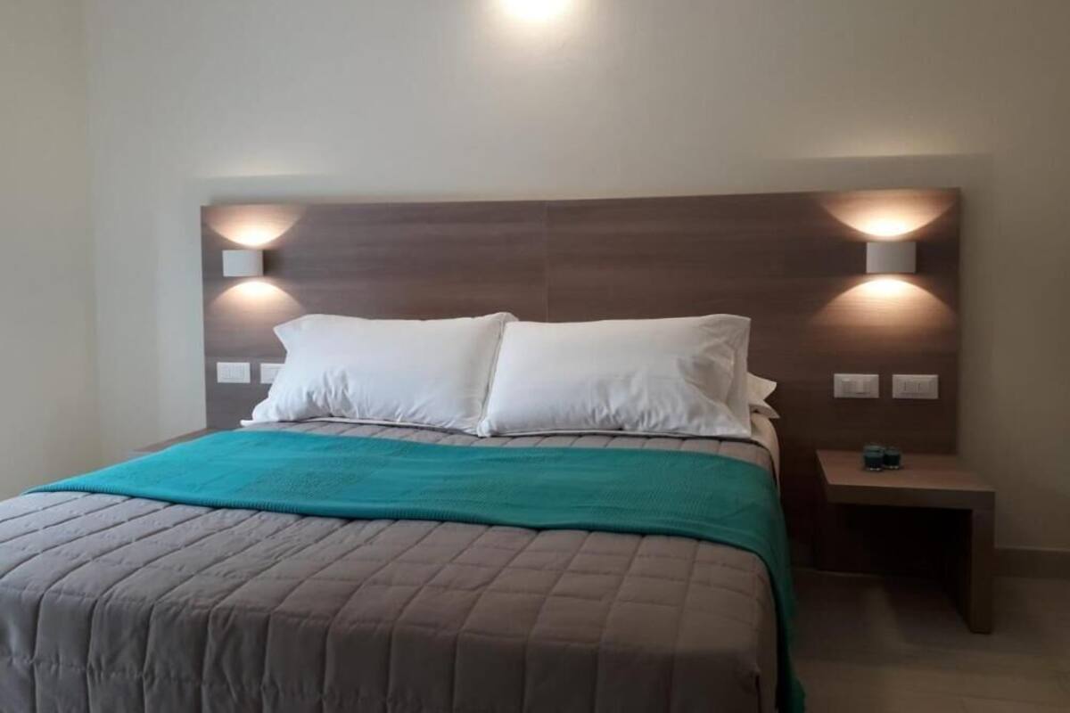 Kamar Double Standar, pemandangan halaman | Minibar, brankas, dan Wi-Fi gratis