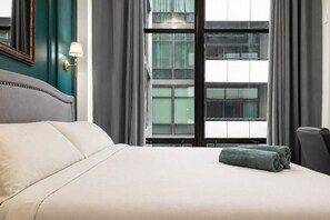 2 bedrooms, iron/ironing board, WiFi, bed sheets - Luxury Fulton Market Condo - Prime Location
Walking distance to Riverwalk (Chicago)