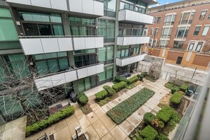 Property grounds - Luxury Fulton Market Condo - Prime Location
Walking distance to Riverwalk (Chicago)