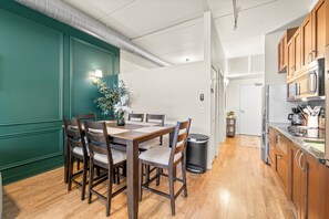 Dining - Luxury Fulton Market Condo - Prime Location
Walking distance to Riverwalk (Chicago)