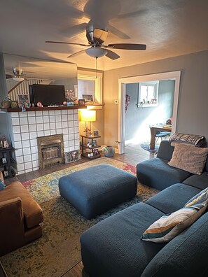 Living area - Lawrenceville - close to NFL draft & bars! (Pittsburgh)
