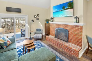 Smart TV, books - Cozy Mountain Townhome, Near Tenney Ski Area (Plymouth)
