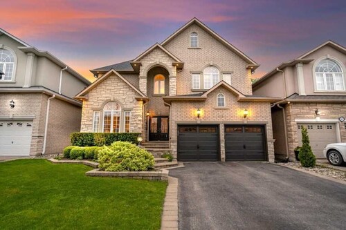 Modern Suite, Sleeps 6, Private Entry,Free Parking, 40 min to Downtown Toronto .