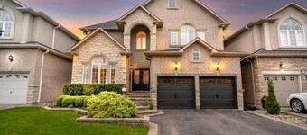 Modern Suite, Sleeps 6, Private Entry,Free Parking, 40 min to Downtown Toronto .