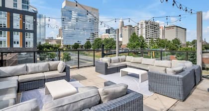 Carolina Charm - Free Parking, Pool, Gym