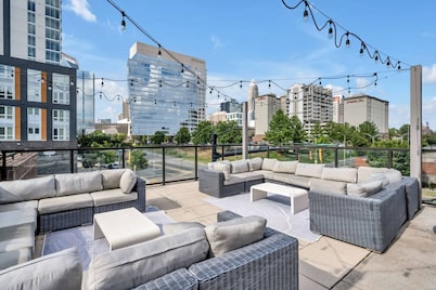 Carolina Charm - Free Parking, Pool, Gym