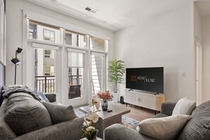 Smart TV - Carolina Charm - Free Parking, Pool, Gym (Charlotte)