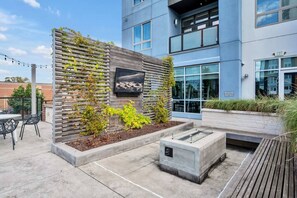 Terrace/patio - Carolina Charm - Free Parking, Pool, Gym (Charlotte)