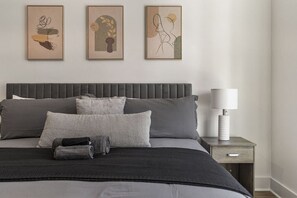 2 bedrooms, desk, iron/ironing board, free WiFi - Uptown Escape - Free Parking, Pool, Walkable (Charlotte)