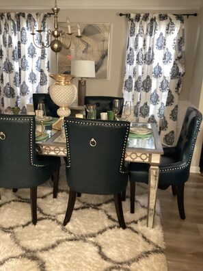 Dining - 3-bedroom house in pleasant Covington with cool AC (Covington)