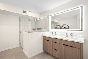 Shower, hair dryer, towels, soap - Resort-Style • 3-Bedroom Ensuite • Pool/Spa • Accessible (Houston)