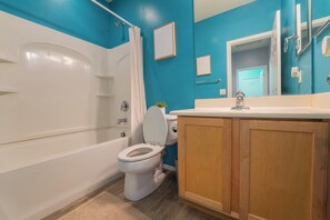 Towels, soap, toilet paper - 3-bedroom 2 bath 1 office fully furnished Florence House (Florence)