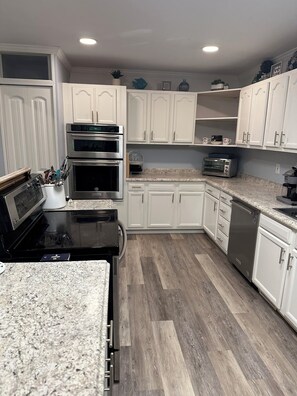 Private kitchen - Pet-friendly Lakefront Cottage 180 degree View (Lexington)