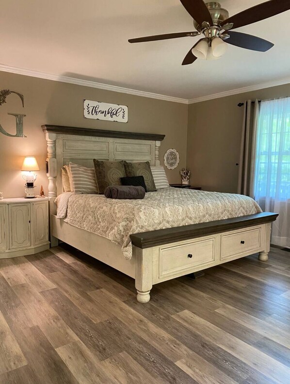 Room - Pet-friendly Lakefront Cottage 180 degree View (Lexington)