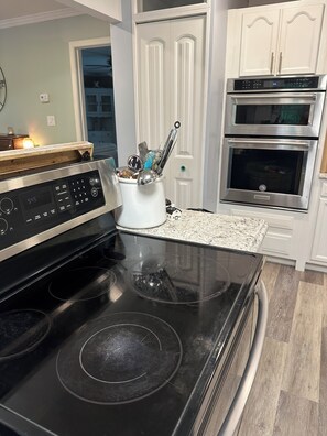 Micro-ondes, four, plaque de cuisson, lave-vaisselle
