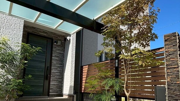 A modern house with a glass door entrance, a wooden fence, and a small garden with plants. - Entire House on a Hilltop with Panoramic Views of Fukuoka | 92 ㎡ | A Base for Exploring Fukuoka | Sleeps 8, 2 Parking Spaces (福岡市)