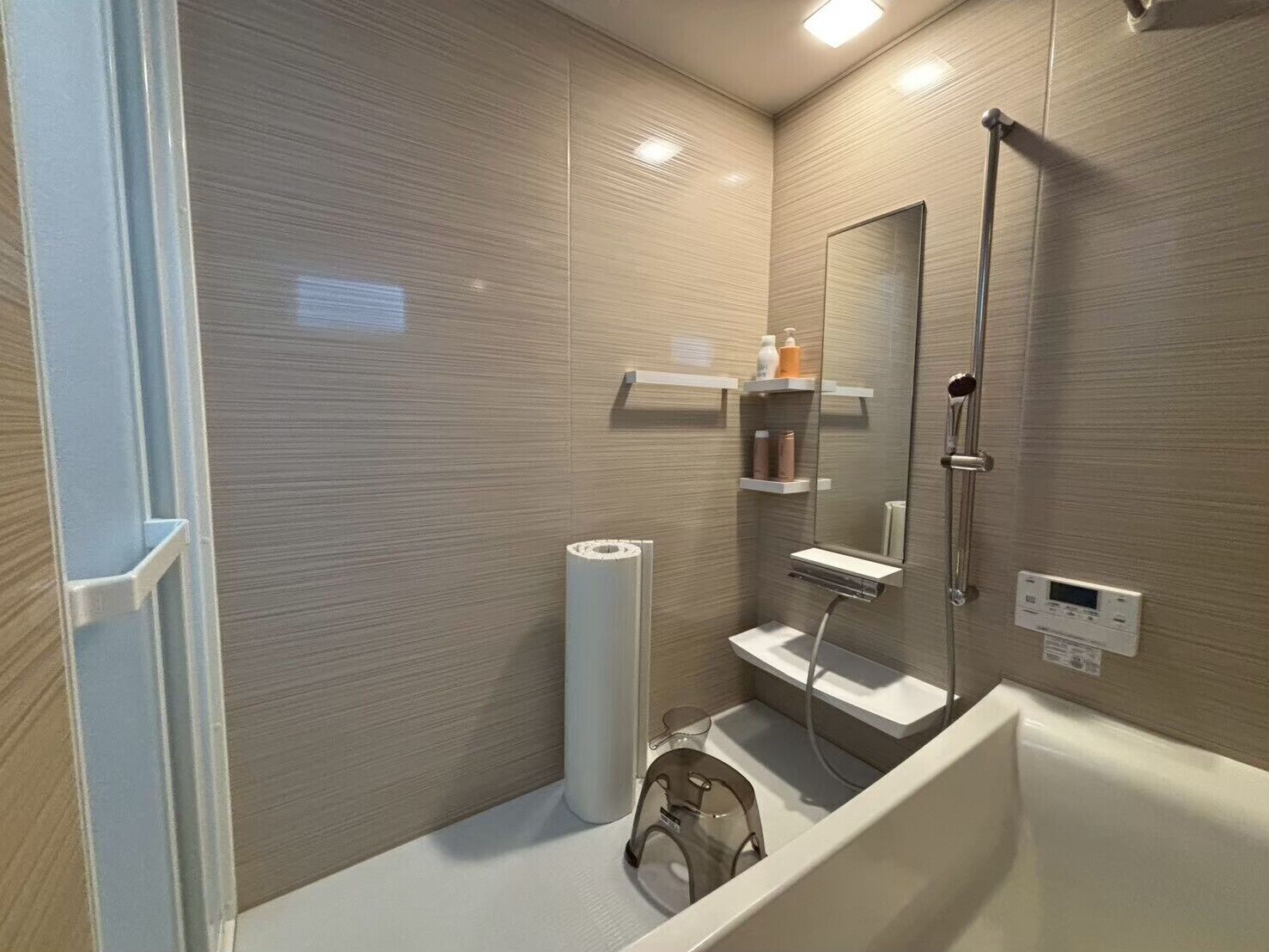 Sèche-cheveux, bidet, serviettes fournies, savon