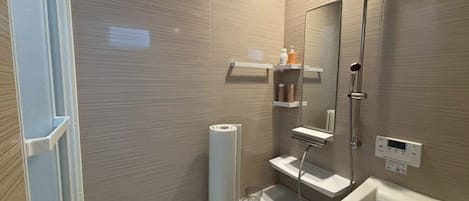SĂšche-cheveux, bidet, serviettes fournies, savon
