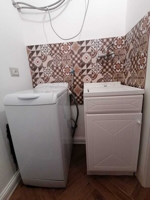 Douche, séchoir à cheveux, bidet, serviettes fournies