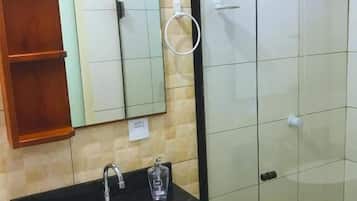 Habitación familiar | Baño | Toallas, jabón y papel higiénico