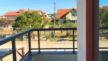 Habitación familiar, balcón | Jardines del alojamiento