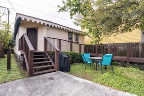 Outdoor dining - Modern NOLA House with Yard, Your Mardi Gras Base (New Orleans)