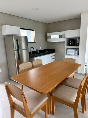 Microwave, oven, stovetop - Apartment for seasonal rental in Porto Seguro, Taperapuan Beach. 800 meters from the sea. (Porto Seguro)
