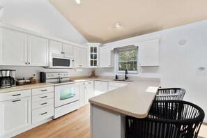 Fridge, microwave, oven, stovetop - Lake Front |Private Dock |Blue Bungalow|3bed|2bth (Linn Creek)