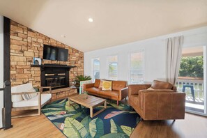 TV, fireplace, DVD player, stereo - Lake Front |Private Dock |Blue Bungalow|3bed|2bth (Linn Creek)