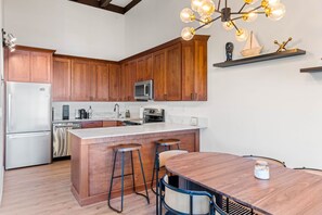 Frigorifero, microonde, forno, piano cottura