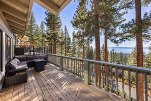 Terrace/patio - Endless view of Lake Tahoe (Incline Village)