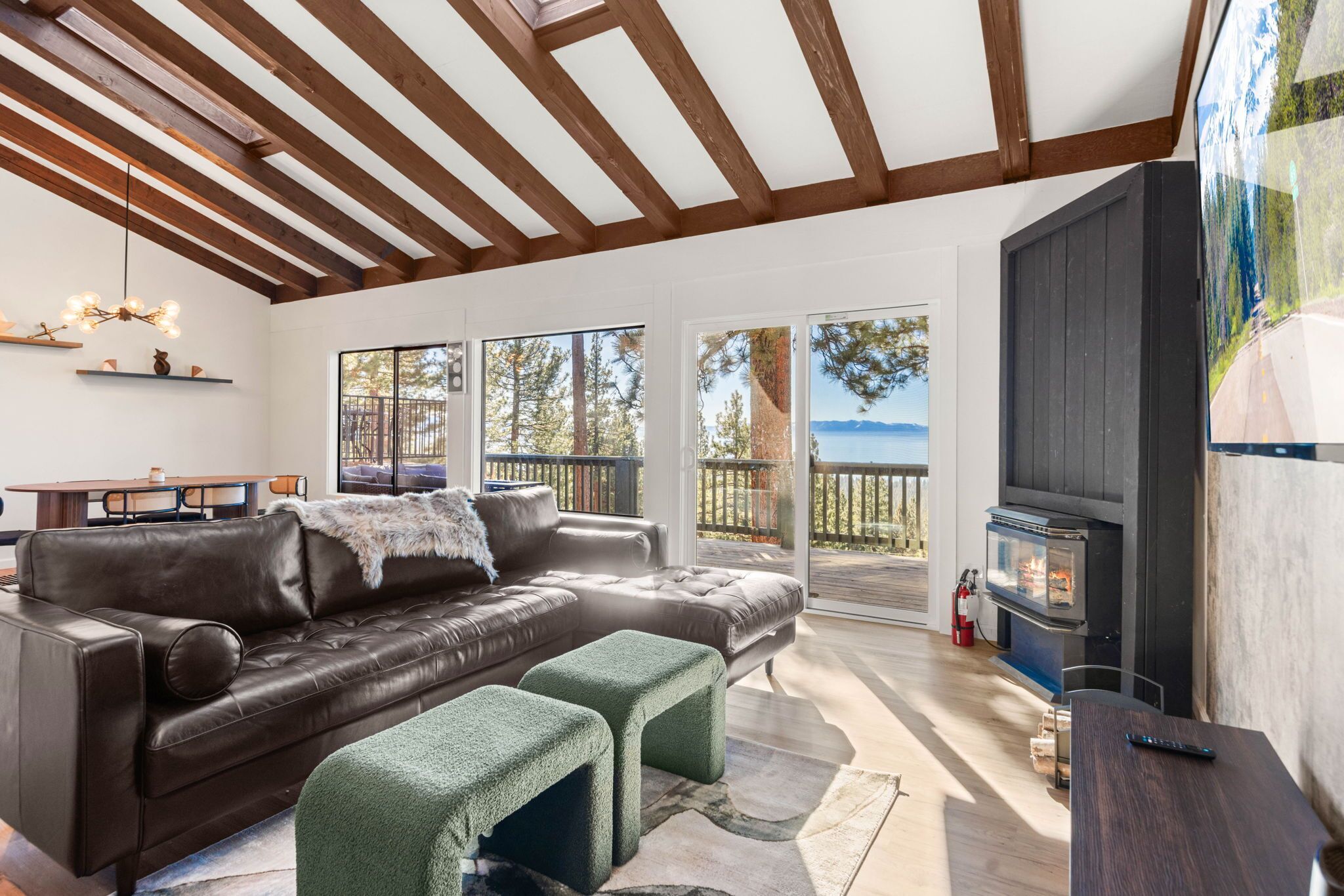 Smart TV, fireplace