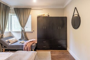 Room - Annerley Abode - Spacious Garden Retreat Near CBD (Annerley)