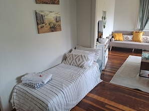 1 habitación, escritorio, tabla de planchar con plancha y cuna de viaje