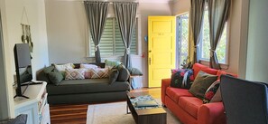 Living area - Annerley Abode - Spacious Garden Retreat Near CBD (Annerley)