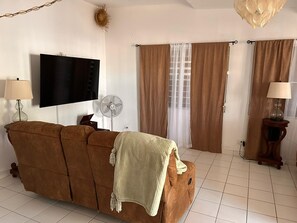 Smart TV, stereo - Spacious 5-bedroom house with AC in lovely Carolina (Carolina)