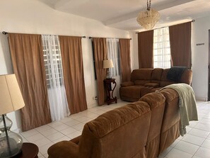 Smart TV, stereo - Spacious 5-bedroom house with AC in lovely Carolina (Carolina)