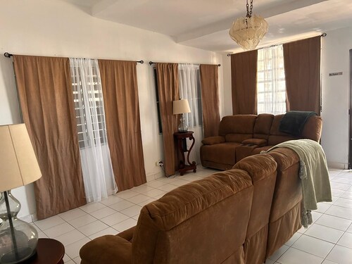 Spacious 5-bedroom house with AC in lovely Carolina