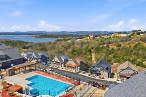 A residential area with houses, a swimming pool, and a view of a lake. - Jubilee Retreat+7 King Suites+Sleeps 24+Hot Tub+Table Rock Lake+Game Room (Branson)