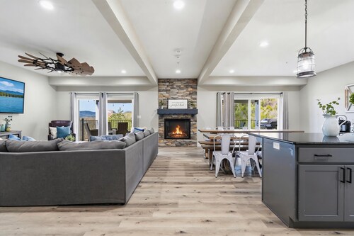 Jubilee Retreat+7 King Suites+Sleeps 24+Hot Tub+Table Rock Lake+Game Room