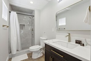 Hair dryer, towels, soap, toilet paper - Luxury Escape - Minutes to Strip - Sleeps 12+ (Las Vegas)