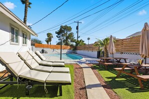 Pool - Luxury Escape - Minutes to Strip - Sleeps 12+ (Las Vegas)