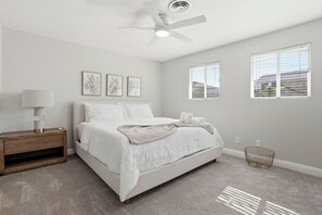 3 bedrooms, iron/ironing board, travel cot, WiFi - Luxury Escape - Minutes to Strip - Sleeps 12+ (Las Vegas)