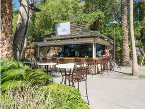 Outdoor dining - Tahiti Village 2-bedroom Tropical Destination Resort in Las Vegas (Las Vegas)